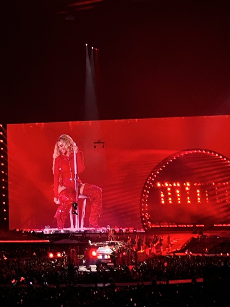 sia_teaches's tweet photo. Queen B. That was wild!!!🪩🪩🪩
📍Amsterdam

#beyonceinAmsterdam #Beyoncé #RenaissanceWorldTour https://t.co/f6tA3gqq9j