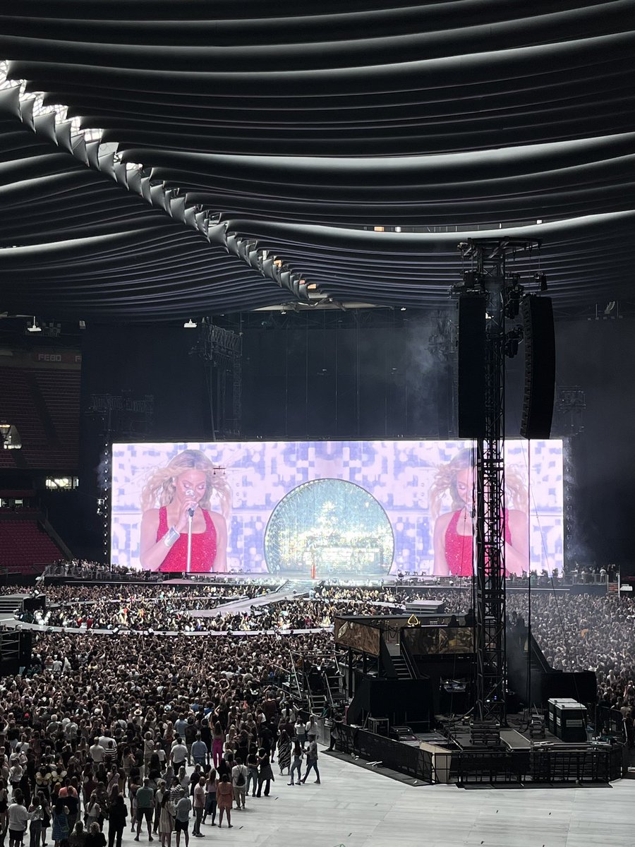 sia_teaches's tweet photo. Queen B. That was wild!!!🪩🪩🪩
📍Amsterdam

#beyonceinAmsterdam #Beyoncé #RenaissanceWorldTour https://t.co/f6tA3gqq9j