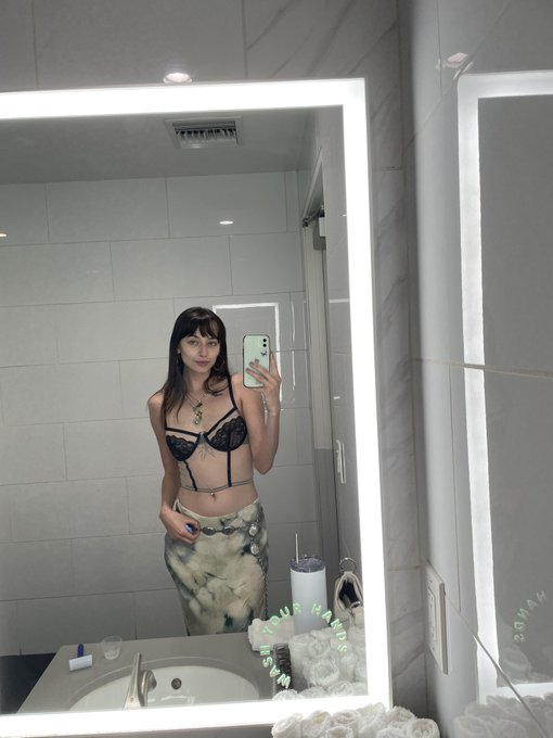 1st round of laser done 🫣 my pussy HURT https://t.co/YouRseeYon