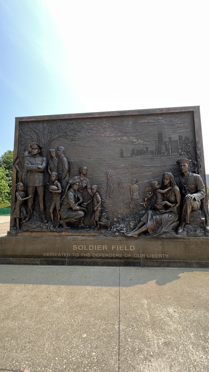 lens_sunflower's tweet photo. Solider field statue in Chicago Illinois #chicago #soliderfield #photo #photograghy https://t.co/10cyhVYQ3a