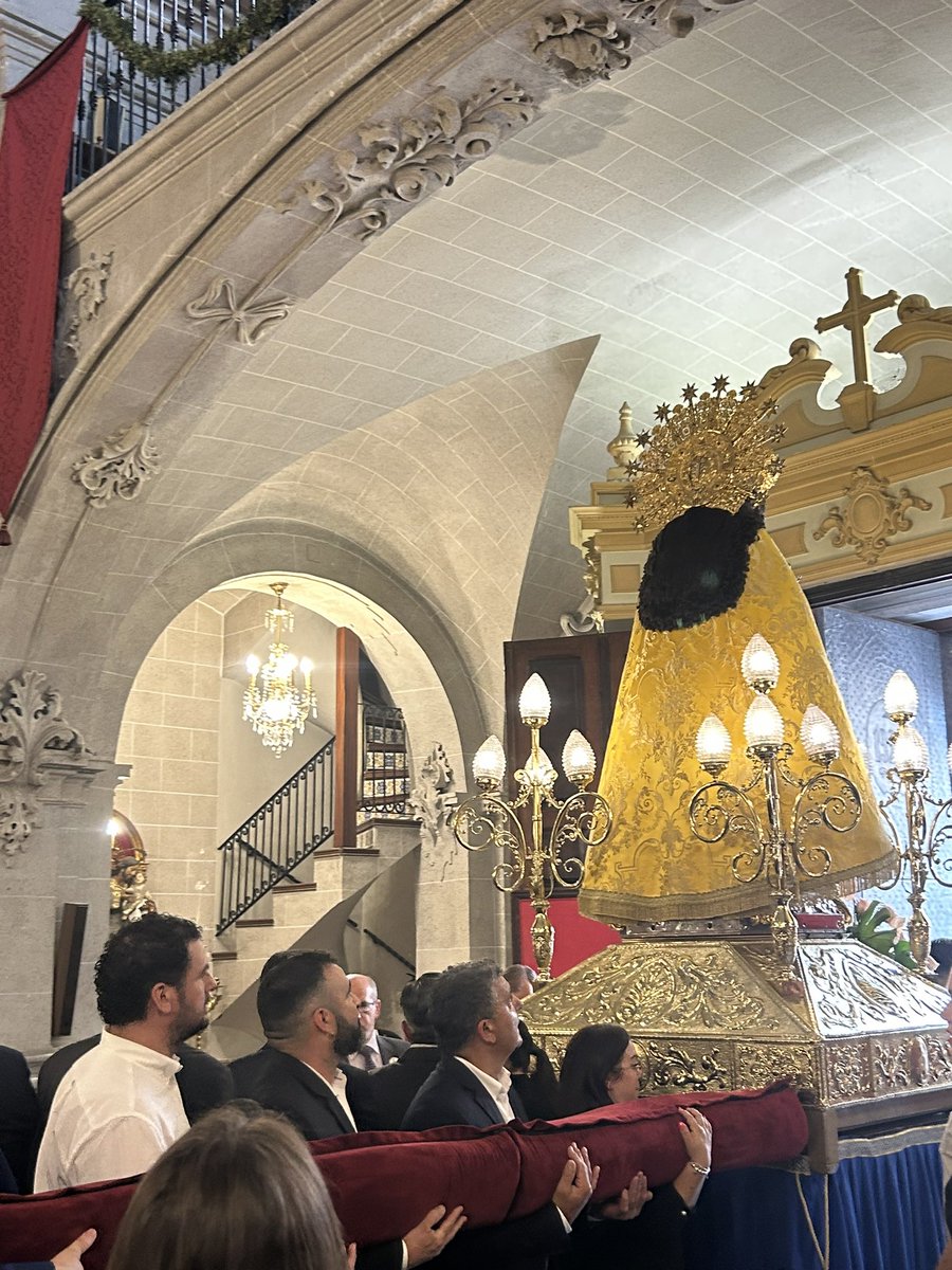 ComAlginet's tweet photo. 💫 Hui hem participat en la Solemne Processó de la Mare de Déu dels Desemparats, on ha estat acompanyada pel patró de la localitat.

🎆 Un acte on han participat molts col•lectius, veins i veïnes i que posa punt i final a aquesta visita de la verge. https://t.co/O4ZvD66DI3