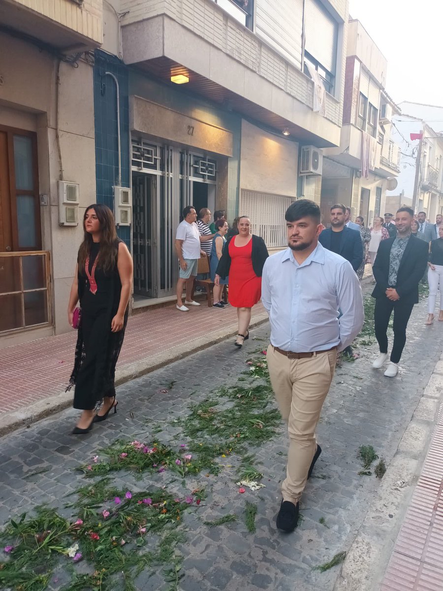 ComAlginet's tweet photo. 💫 Hui hem participat en la Solemne Processó de la Mare de Déu dels Desemparats, on ha estat acompanyada pel patró de la localitat.

🎆 Un acte on han participat molts col•lectius, veins i veïnes i que posa punt i final a aquesta visita de la verge. https://t.co/O4ZvD66DI3