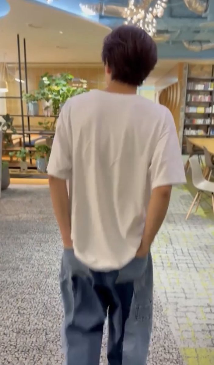 0413_fr's tweet photo. 肩甲骨が良い、、、Tシャツからでもわかる、、 https://t.co/S0yDpjLqaG