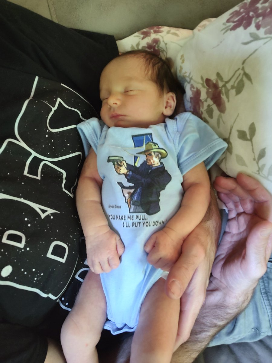 angelad85's tweet photo. @JustifiedFX The newest little Raylan is all ready for the new season of Justified!! Lol Raylan Givens, meet Raylan Baldwin! Born June 16th!
#justified #justifiedfx #raylangivens #raylan #timothyolyphant https://t.co/W357z552LB