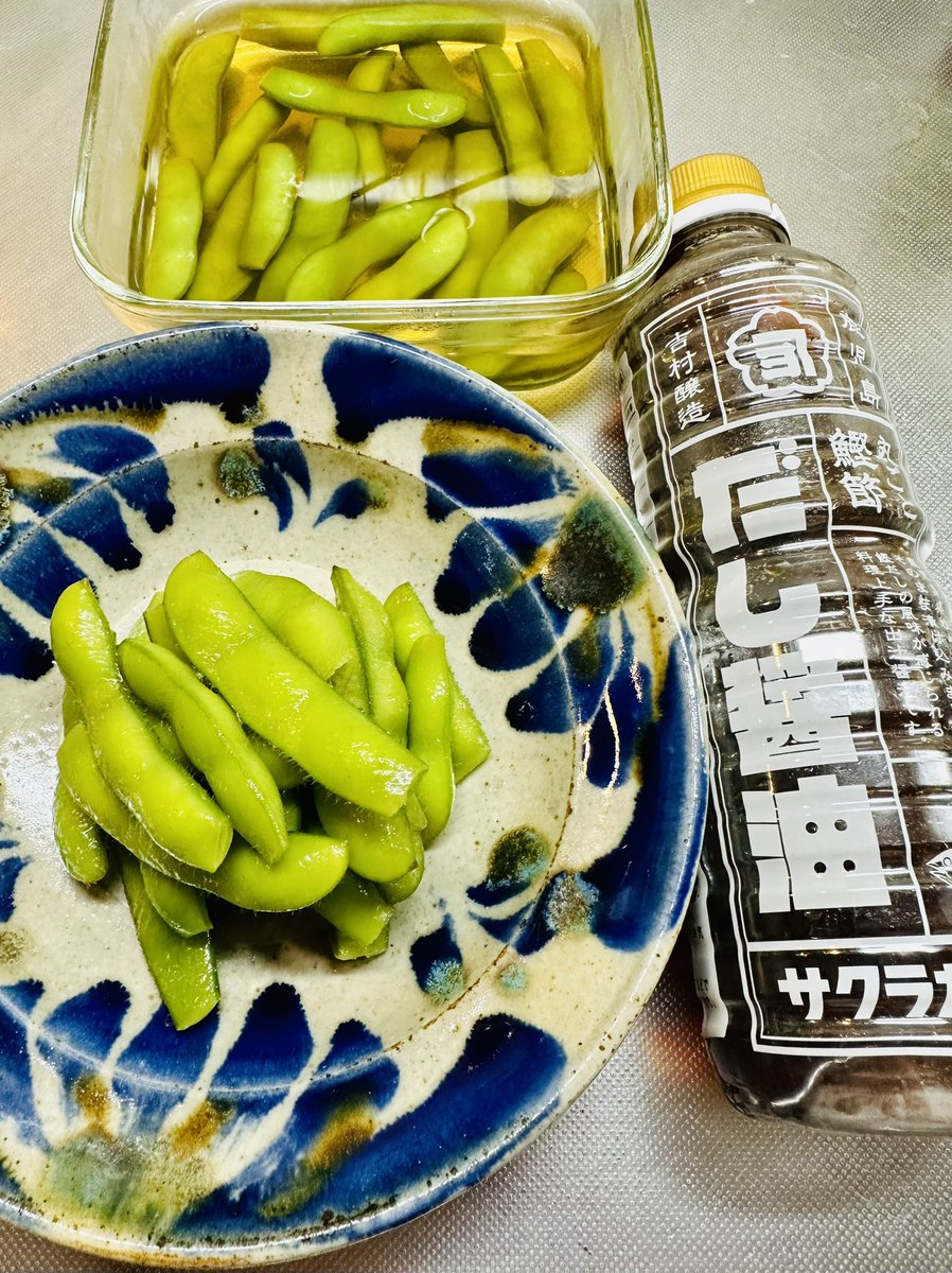 YukariSakamoto's tweet image. Instead of simply salting #edamame marinate in @sakurakaneyo #dashi #soysauce. This is concentrated so dilute with water. Adds umami to the fresh #soybeans!

だし醤油枝豆は🫛美味しいです！うまみがたっぷり。🥰 

sakurakaneyo.com/dashishoyu/

#SimplyWashoku #Japanesefood