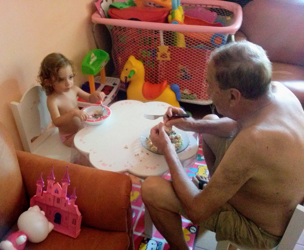 Mí papá fue el mejor padre y abuelo del mundo! Mí hija Amparo lo disfrutó 5 años, y Aurora nació el mismo día y hora de su fallecimiento, 2 años después. Fue su regalo para mí. Estaba orgulloso de mí decisión de ser familia monoparental...