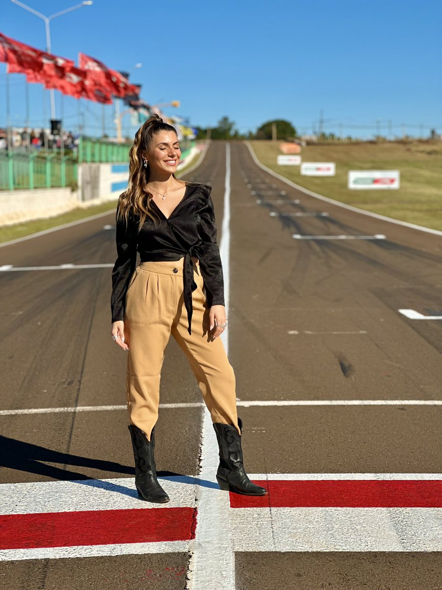 macununez's tweet photo. .
A pleno sol en Posadas ☀️
Hasta la próxima TN! 

Total look @ dionisia.oficial , les gustó? Yo lo ameeee 💛
.
.
.
.
@prensatn https://t.co/8Q53CifVOb