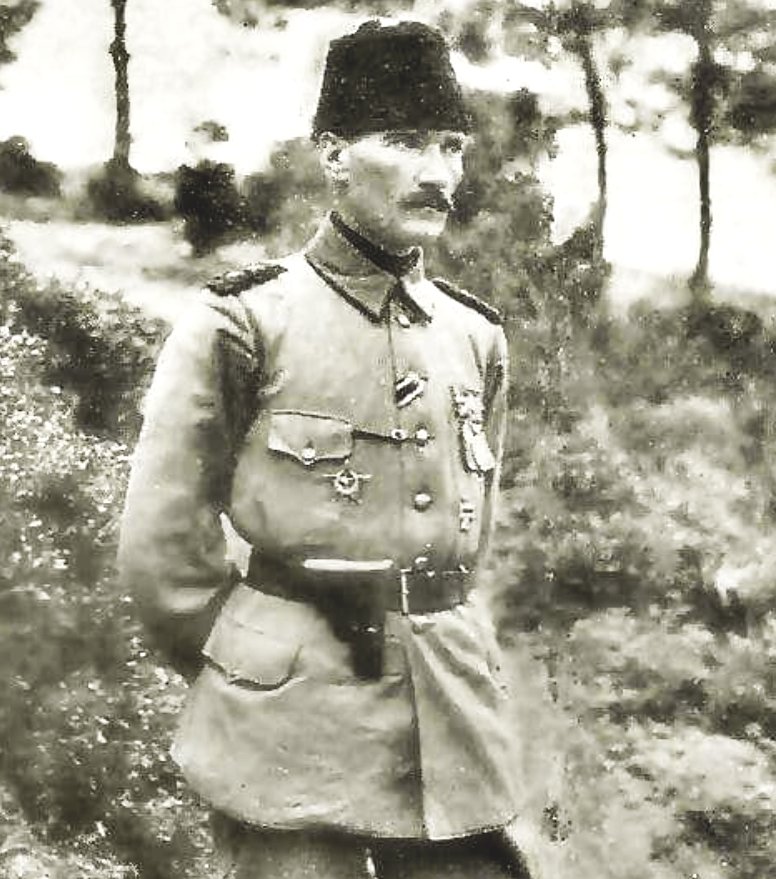 Erkân-ı Harp Miralayı Mustafa Kemal Bey'in Çanakkale Muharebelerinde aldığı madalyalar:
1-Kılıçlı Altın Liyakat Madalyası
2-Kılıçlı Gümüş İmtiyaz Madalyası
3-Osmanlı Harp Madalyası
4-Iron Cross (II. Sınıf)