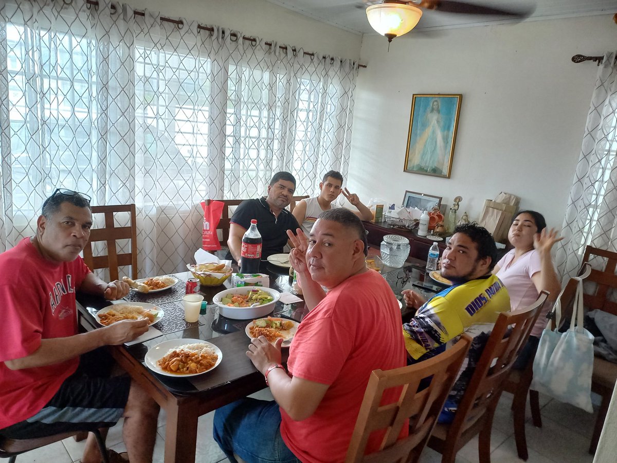 bcsarmiento's tweet photo. Todos mis caballitos, papacitos y no papacitos tragaron.... y hasta hubo que hacer una pailita extra de arroz... pa poder acompañar el juego...🙈🙈🙈🙈🤣🤣🤣🤣🤣 #tragones #litobags #litopuesto #Eraseunavezunmondongo 

Ombe sigan celebrando, feliz día del padre a todos!!! ❤️🇵🇦❤️ https://t.co/horu80qo0z