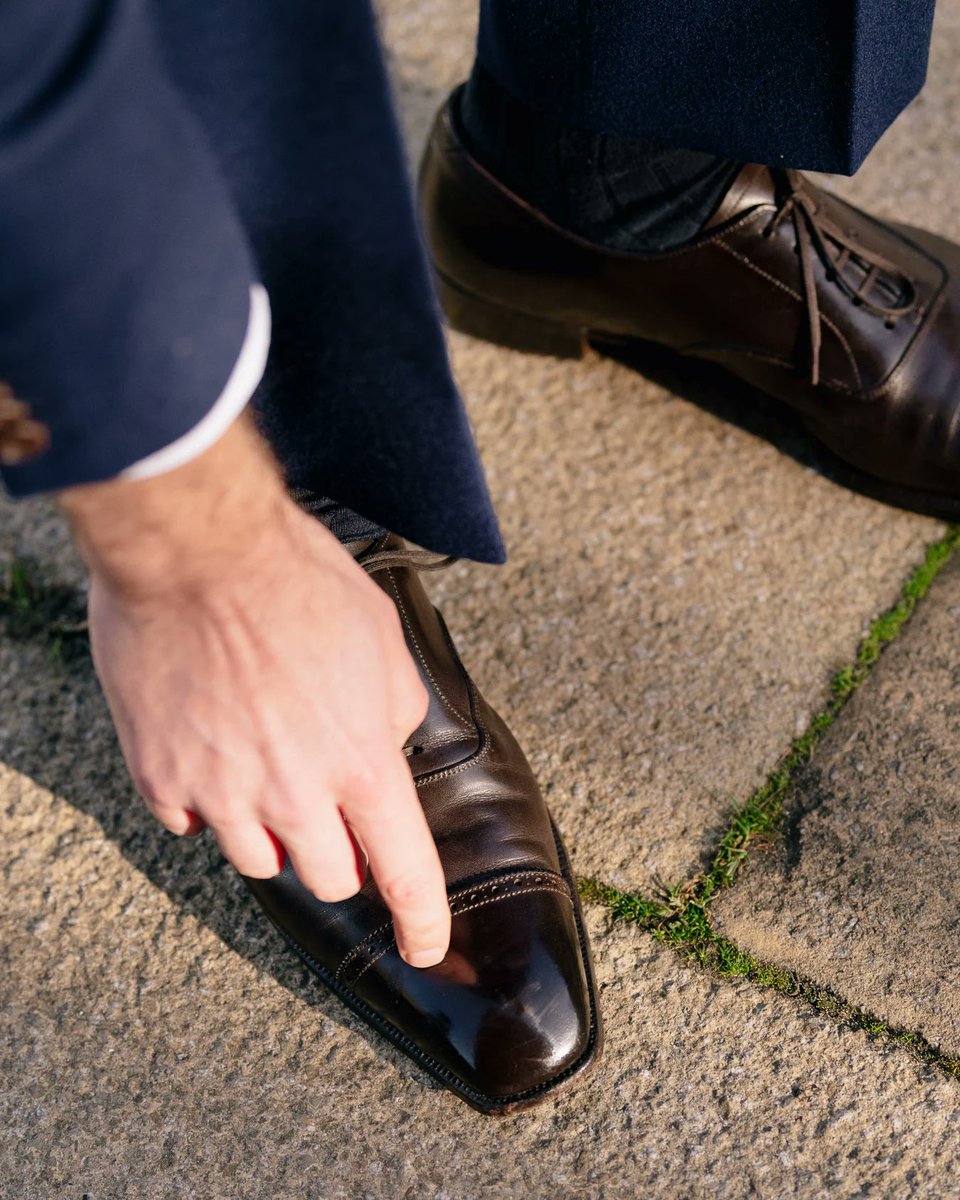 dieworkwear's tweet photo. But this misunderstands how leather shoes are supposed to fit. Remember that for most styles, you are supposed to have a bit of space between your toes and the front of the foot. Your toes are not supposed to be all crammed up in this narrow space. It's there for style. https://t.co/7hmfdWvypL