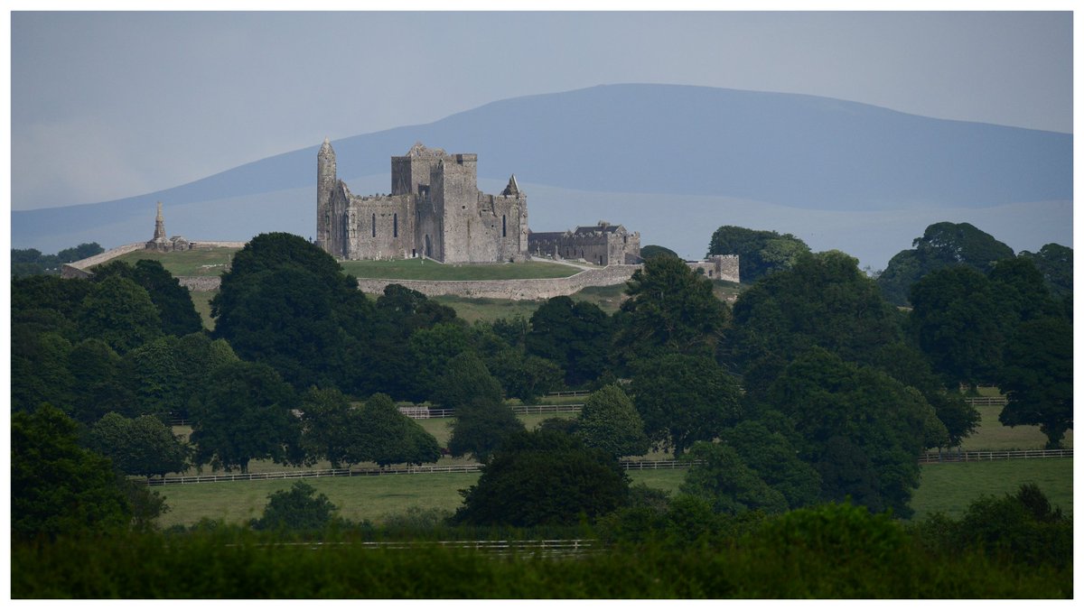 The Rock of Cashel with Sliabh na mBan... it doesn't come more Tipp than that.
#StormHour 
#KeepDiscovering