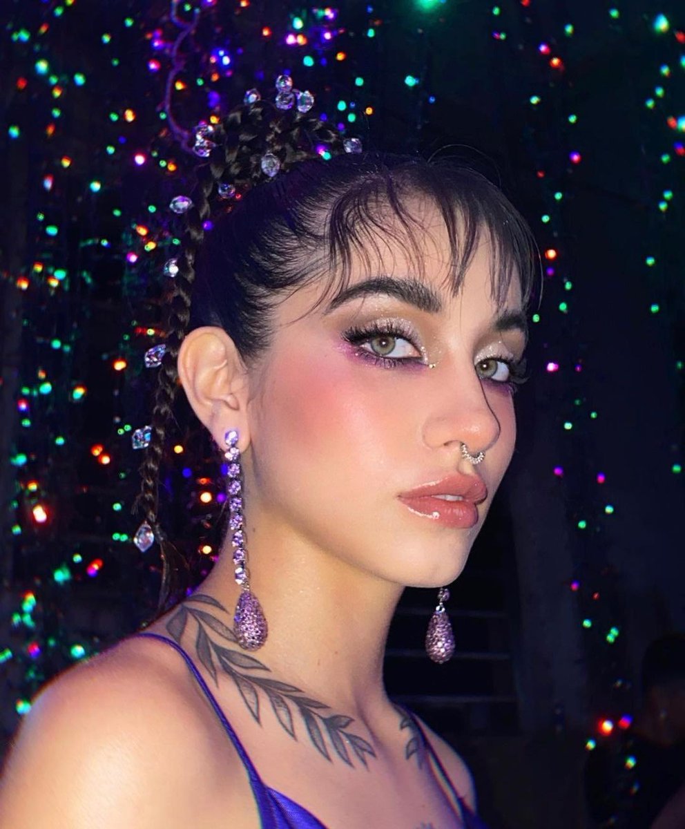 Mar1aBecerra22's tweet photo. Llegó la novia más linda del mundo festejando que #COMOTEEXPLICO salió a la luz 🥺 No podía andar más orgullosa de voz amor 🤍 Todos vayan a darle amor al #RUSHERKINGDEBUT !

𓆩♡𓆪 𝕷𝖆 𝕹𝖊𝖓𝖆 ❛ 𝐌𝐚𝐫𝐢𝐚 https://t.co/dadByGyRLc