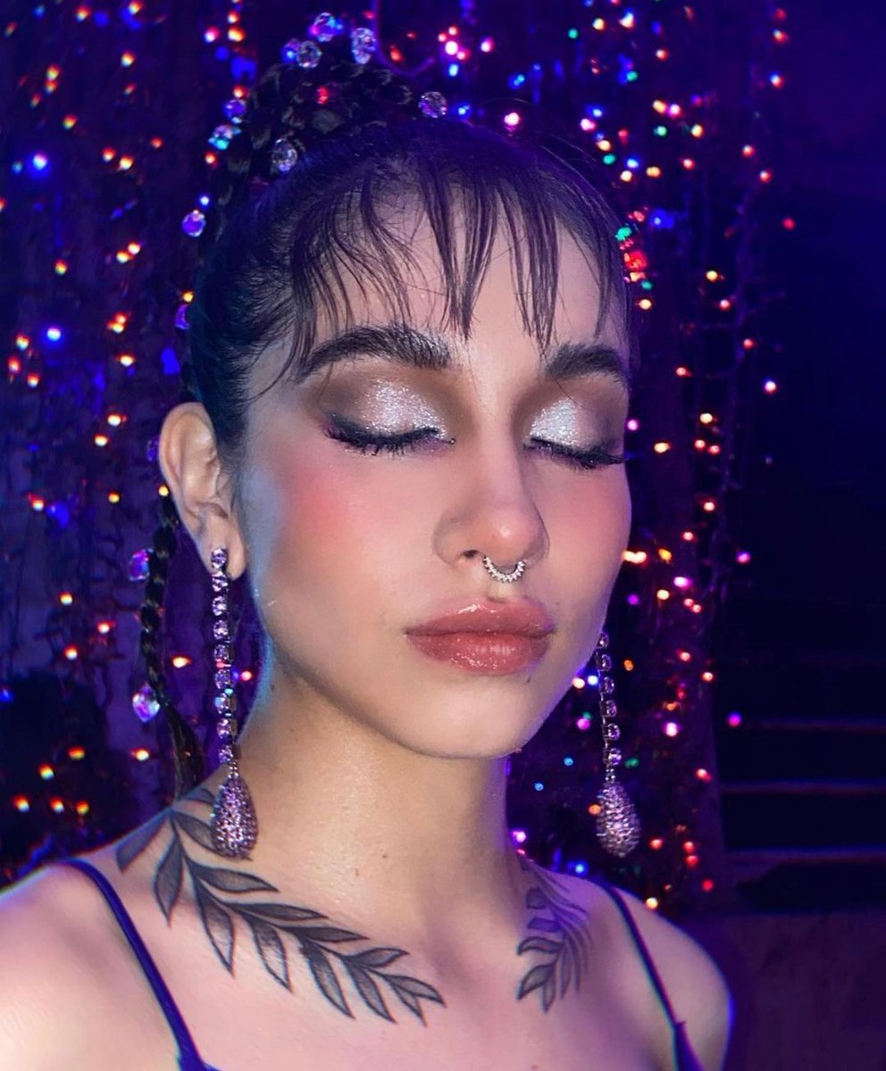 Mar1aBecerra22's tweet photo. Llegó la novia más linda del mundo festejando que #COMOTEEXPLICO salió a la luz 🥺 No podía andar más orgullosa de voz amor 🤍 Todos vayan a darle amor al #RUSHERKINGDEBUT !

𓆩♡𓆪 𝕷𝖆 𝕹𝖊𝖓𝖆 ❛ 𝐌𝐚𝐫𝐢𝐚 https://t.co/dadByGyRLc