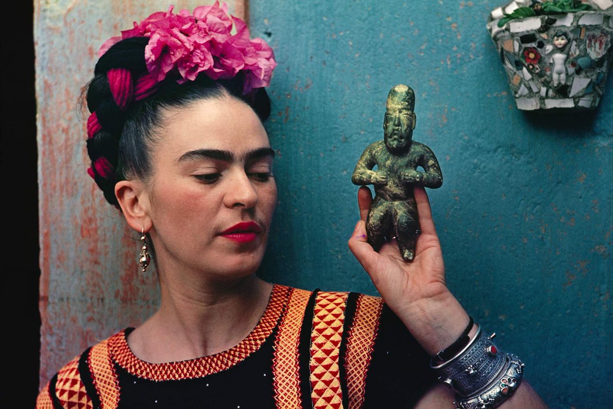 @TrueFactsStated @MicheleJeanson1 Making Frida Kahlo’s eyebrows look dainty. 

Frida Kahlo with Olmec figurine, 1939, photograph by Nickolas Muray © Nickolas Muray Photo Archives