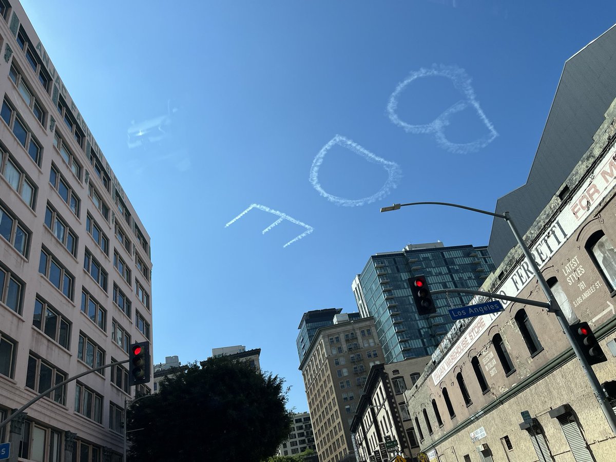 i’m gonna take this skywriting as a mac reference #bestdayever