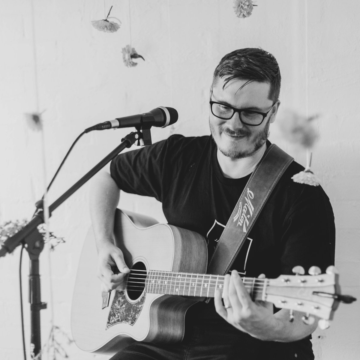 How good is this black and white?! 
#Livemusic #Livemusicbrisbane #Music #Acousticmusic #Livelooping #Loopingartist #Musician #Musicianlife #Brisbane #brisbanecity #picoftheday #songoftheday #beeroftheday #guitar #acousticguitar #gigoftheday