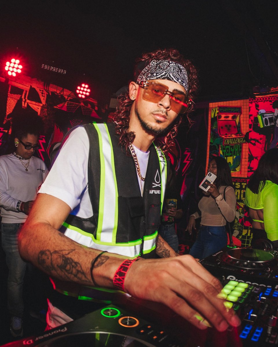 afuegoparty's tweet photo. Join us in wishing our mixmaster, jokester, pro del chuchero 🔊🎶, la familia’s unregistered driver 🚕💨, @Dleonsound a HAPPY BIRTHDAY! 🤩🙌🏾🎂❤️‍🔥 https://t.co/zK4b1ViSUH