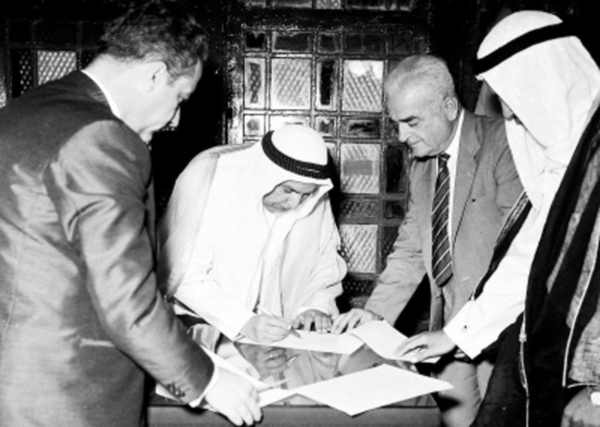 Jabriya_rep's tweet photo. الغاء الاتفاقية واعلان الاستقلال 🇰🇼

كان استقلال دولة الكويت الفعلي في 19 يونيو عام 1961 م ، حين تبادل سمو الشيخ عبدالله السالم الصباح أمير الكويت الراحل – طيب الله ثراه - مذكرتين مهمتين مع المقيم السياسي البريطاني في الخليج العربي آنذاك السير ويليام لوس تضمنتا إلغاء معاهدة 1899 https://t.co/FporytWbg8