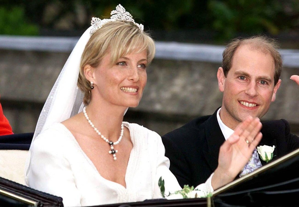 Happy 24th wedding anniversary to Sophie and Edward! 🥂 Wishing this lovely couple many more years of love and happiness together ❤️  #dailysophie #duchessofedinburgh #theduchessofedinburgh #princeedward #dukeofedinburgh #theedinburghs #royalfamily #britishroyalfamily #royals