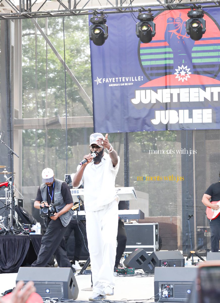 momentswithjas's tweet image. Today was a great day to be in Fayetteville NC! @TyeTribbett  was amazing! Juneteenth Jubilee 2023 

#downtownfay #coolspring #faync