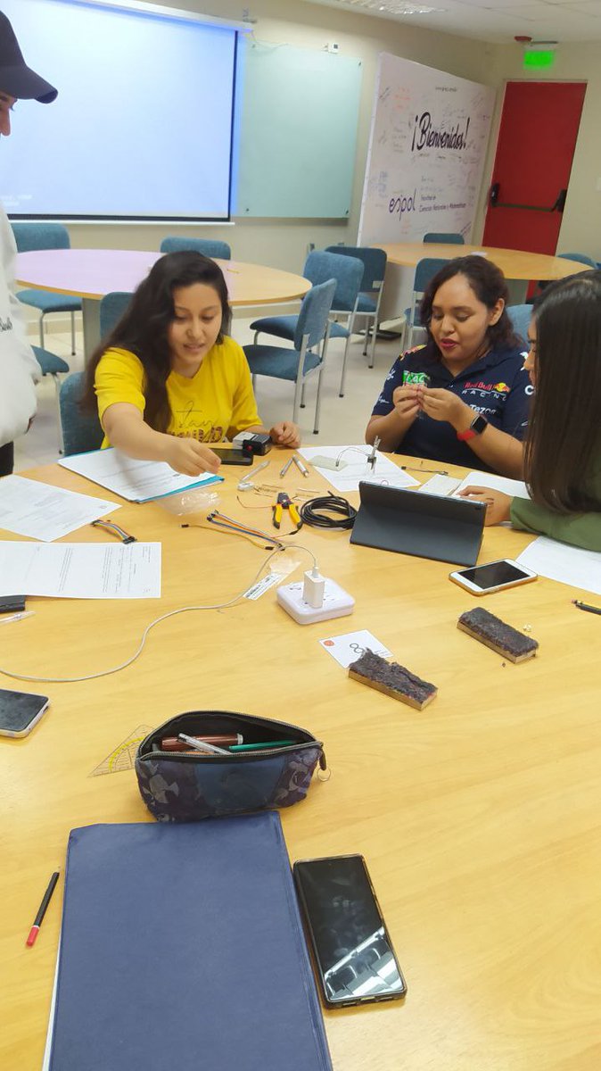 luispabon88's tweet photo. Actividad práctica con los estudiantes de Física: Electricidad y Magnetismo. La verificación de conceptos mediante experimentación completa el ciclo de aprendizaje significativo. https://t.co/SCJb4klNta