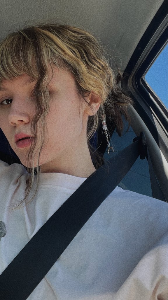 (Не)интересный факт:
после ванной/бани пипеттссс как люблю сидеть мазать волосы кремами, закручивать их, заплетать маинькие косички и тд….какая-то приятно-успокаивающая штука!