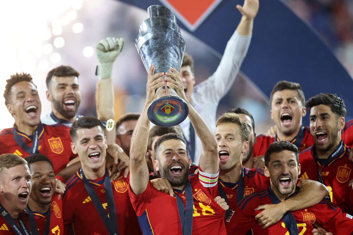 JordiAlba's tweet photo. ¡¡¡CAMPEONESSSS!!! 👏🏻🏆🇪🇸

Muy contento por este momento y por poder disfrutarlo con todos los que formamos este equipo y los que nos han acompañado en el camino hasta aquí. 
Estoy muy orgulloso de todos vosotros!! 
Esta selección se merecía levantar de nuevo un título!! #NationsLeague