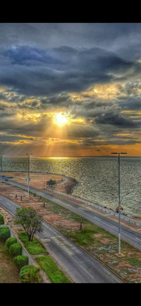 charbil's tweet photo. Gracias Padre Amado...por tantas bendiciones...como las que a diario observamos en tus amaneceres y atardeceres sobre este bello Golfo.... Golfo de Cariaco Cumaná Edo Sucre..foto Dr  A Alayon.. https://t.co/Zm0yqkyeMR