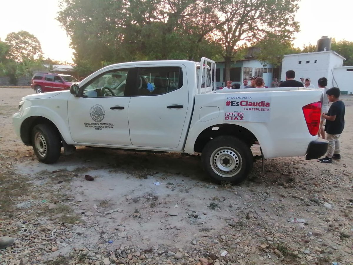 ZonaRoja_Oaxaca's tweet photo. Reportan que pobladores de la agencia de San Felipe Zihualtepec, del municipio de San Juan Cotzocón Mixe, recuperaron vehículos que presuntamente tenía en su poder Donato Vargas, funcionario del gobierno de @salomonj.
Hallaron propaganda y presumen que eran utilizados para hacer campaña a favor de Claudia Sheinbaum.