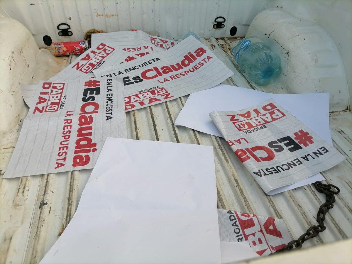 ZonaRoja_Oaxaca's tweet photo. Reportan que pobladores de la agencia de San Felipe Zihualtepec, del municipio de San Juan Cotzocón Mixe, recuperaron vehículos que presuntamente tenía en su poder Donato Vargas, funcionario del gobierno de @salomonj.
Hallaron propaganda y presumen que eran utilizados para hacer campaña a favor de Claudia Sheinbaum.