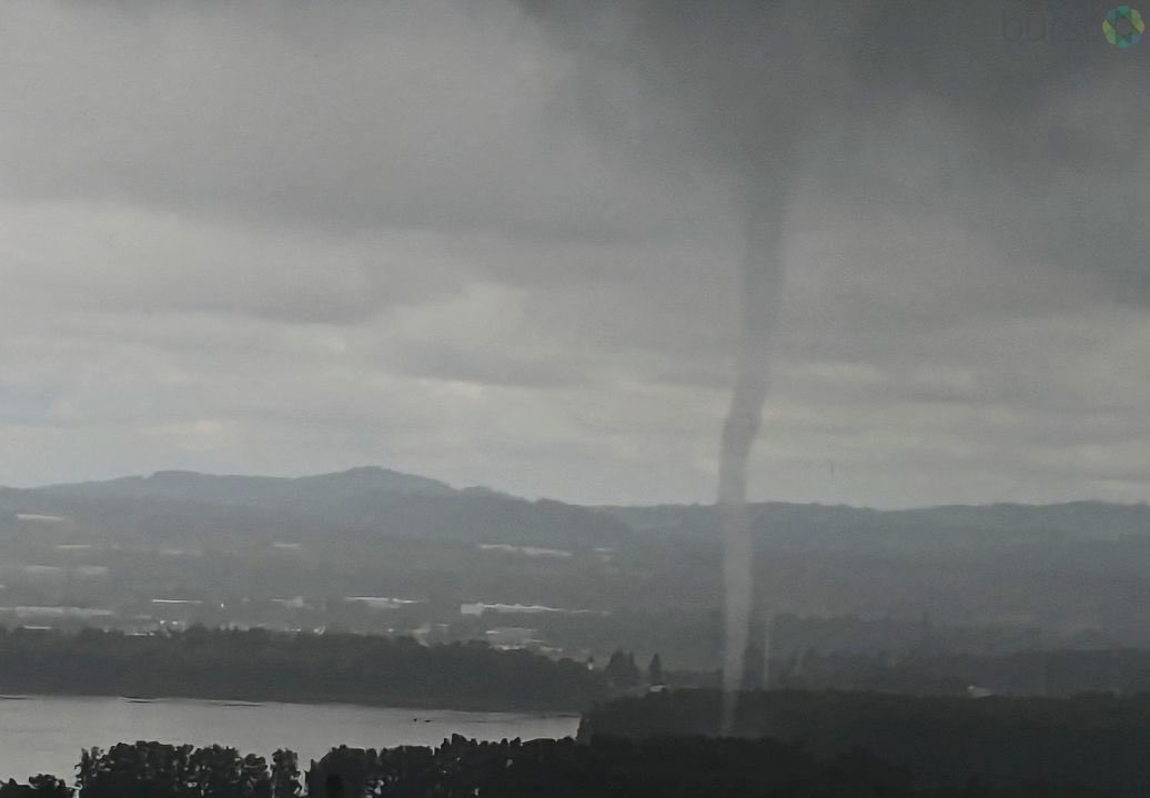 Another view of the waterspout taken near Camas/Washougal (Columbia River). Photo captured this morning by Scott Winkler. #WAwx