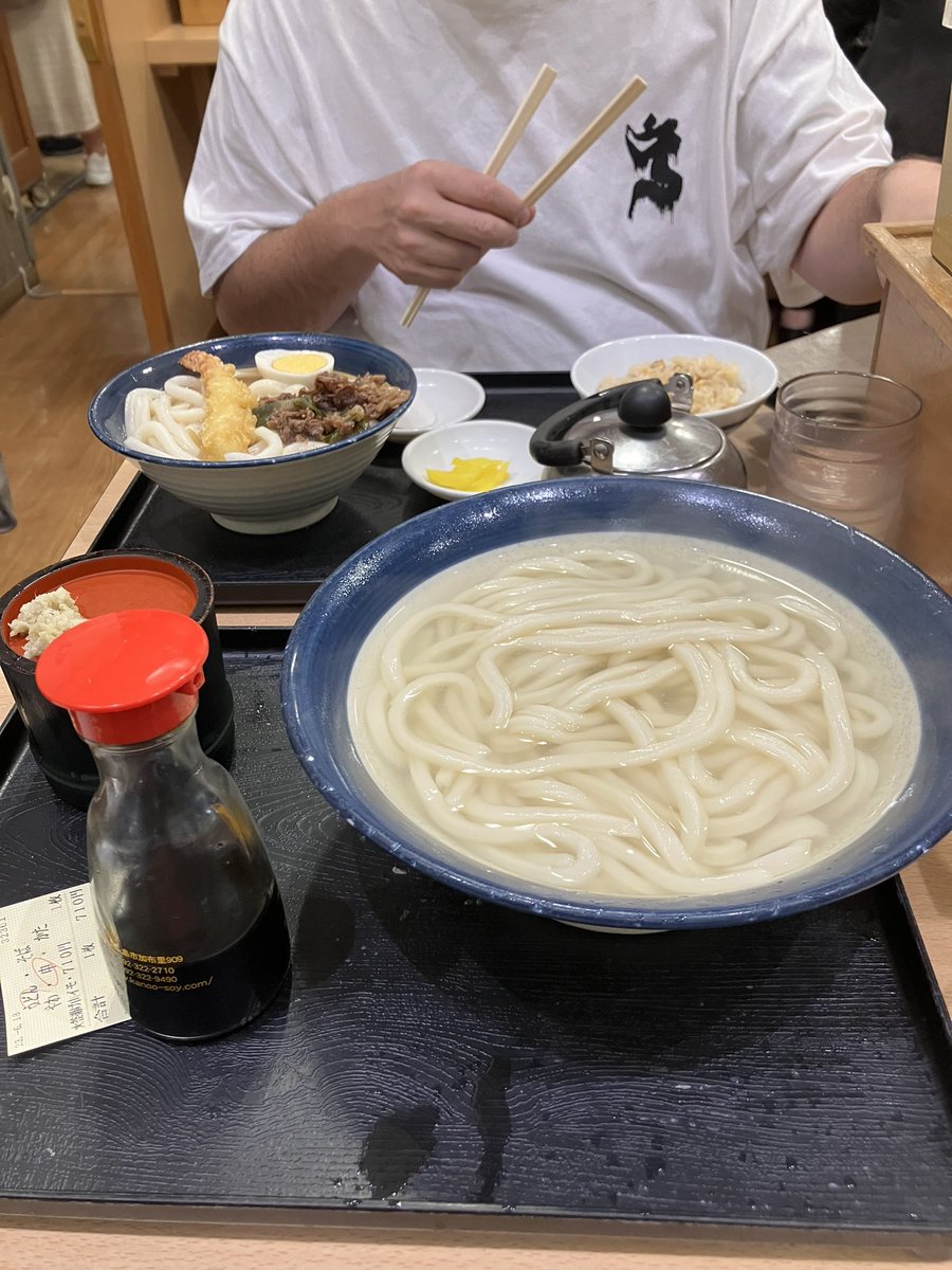 emu_nikochan's tweet photo. 大橋のお祭りで食べまくりの飲みまくり！関東から来たということで、開運プリンをプレゼントされたり、みんな優しかった♡
食べ飲み過ぎで、夜は「牧のうどん」 https://t.co/RXxLNb43WM