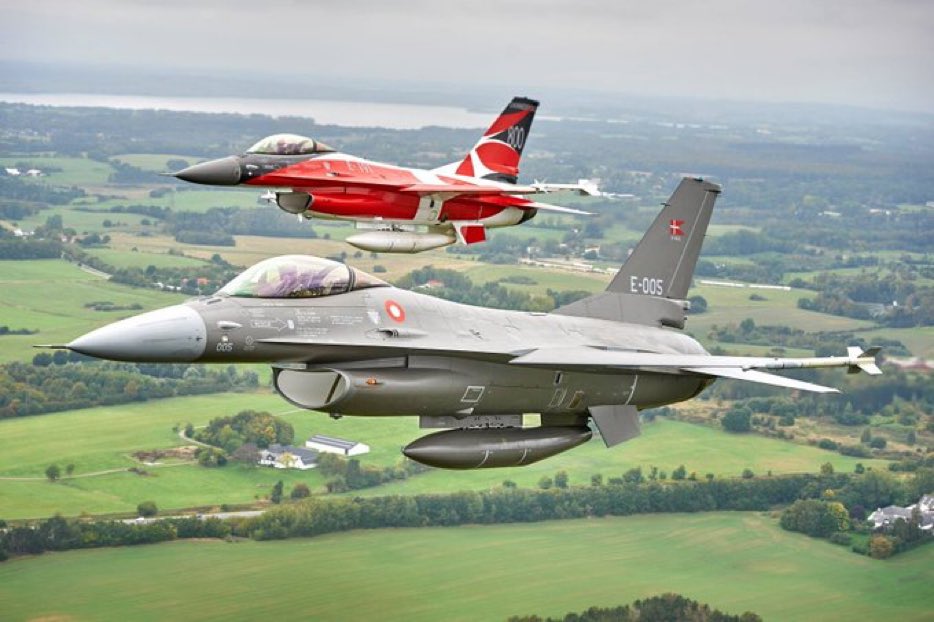 @GregRenoff it appears Denmark has the EVH F-16.