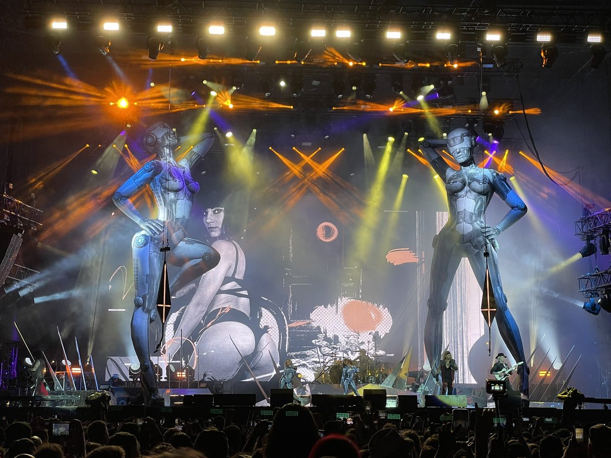 Let's get rocked  <a href="/DefLeppard/">Def Leppard</a>  <a href="/MotleyCrue/">Mötley Crüe</a> <a href="/GraspopMetal/">GraspopMetalMeeting</a> 🤘🏻
