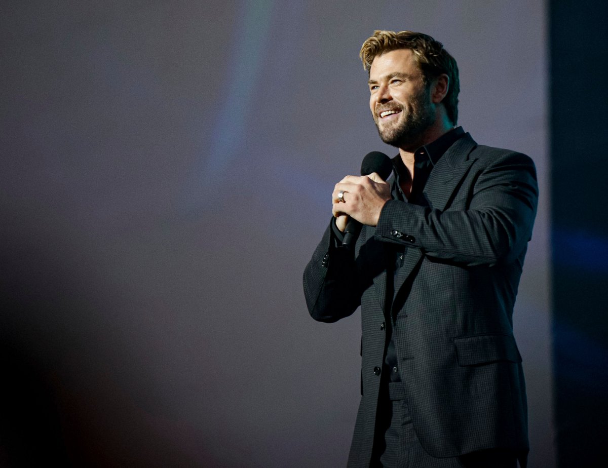 Chris Hemsworth Fan tweet media