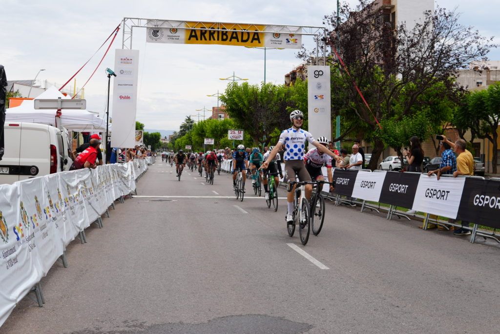 💥💥💥 🙌 @franbennassar99 se impone al esprint en la segunda y última jornada del @GPvilaciclisme 📰 gpvila-real.com/fran-benassar-… @Xunta @deporte_galego #NON @depo_es @BH_Bikes
