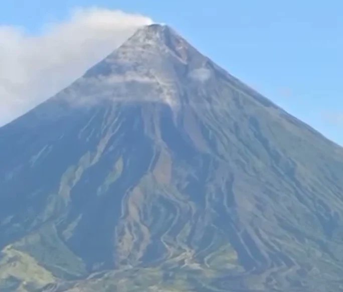 Update from Philippines

FYI - We are sharing below latest update as of 2023.06.19

Phivolcs Advisory❗

🔴The Philippine Institute of Volcanology and Seismology (Phivolcs) reported that Mayon’s lava flow has increased up to 1.5 kilometers from the crater.