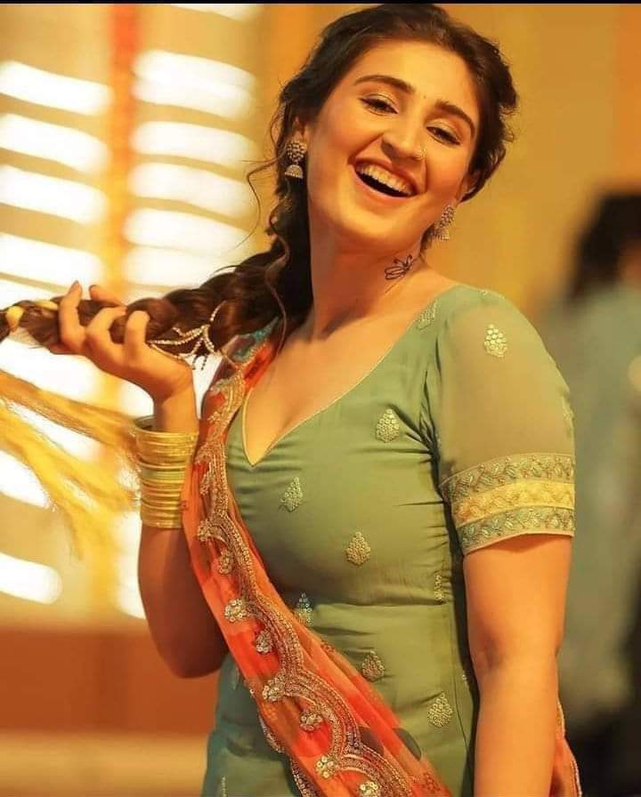 شام جي خاموشي ۾ سڀ کان وڌيڪ خوبصورت آواز تون جي ٽھڪن جو لڳندو آهي.!! ❤️❤️