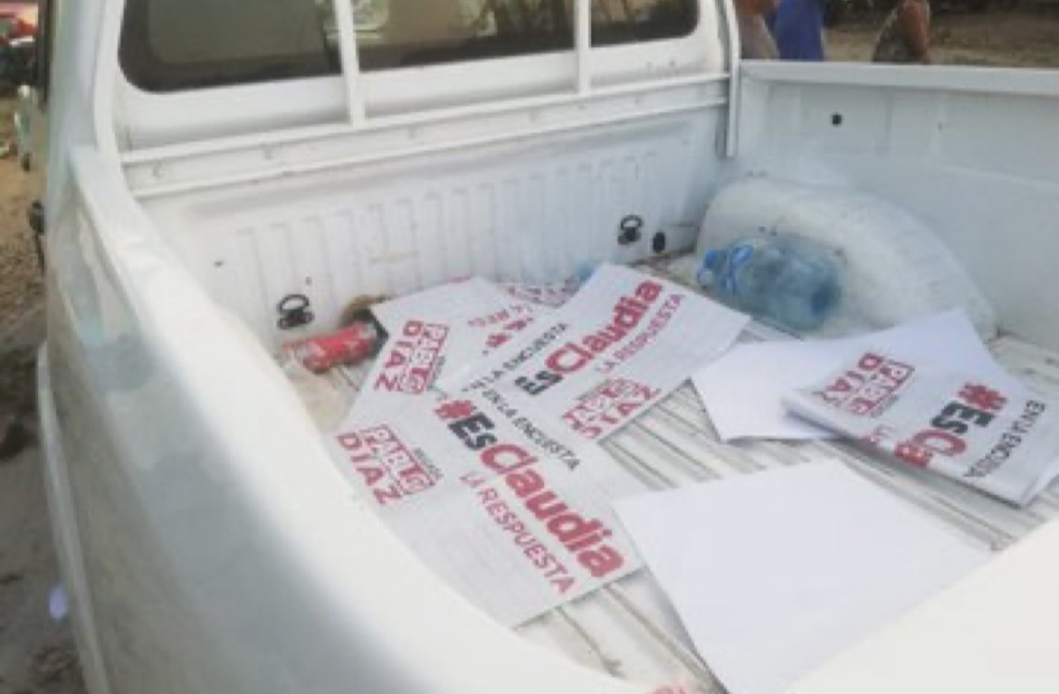 OsMaFco's tweet photo. Reportan que pobladores de la agencia de San Felipe Zihualtepec, del municipio de San Juan Cotzocón Mixe, recuperaron vehículos que tenía en su poder Donato Vargas, funcionario del gobierno de @salomonj.
Hallaron propaganda de una #corcholata https://t.co/mCNlqMVc4W