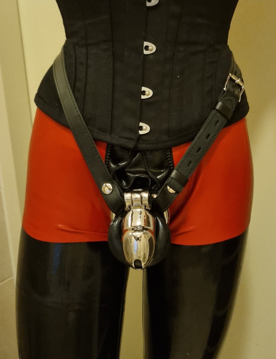LoFoLaFL's tweet photo. My latex and metal prison
#chastity #latex #rubber #croset #crossdress https://t.co/xgL6jRZcDC