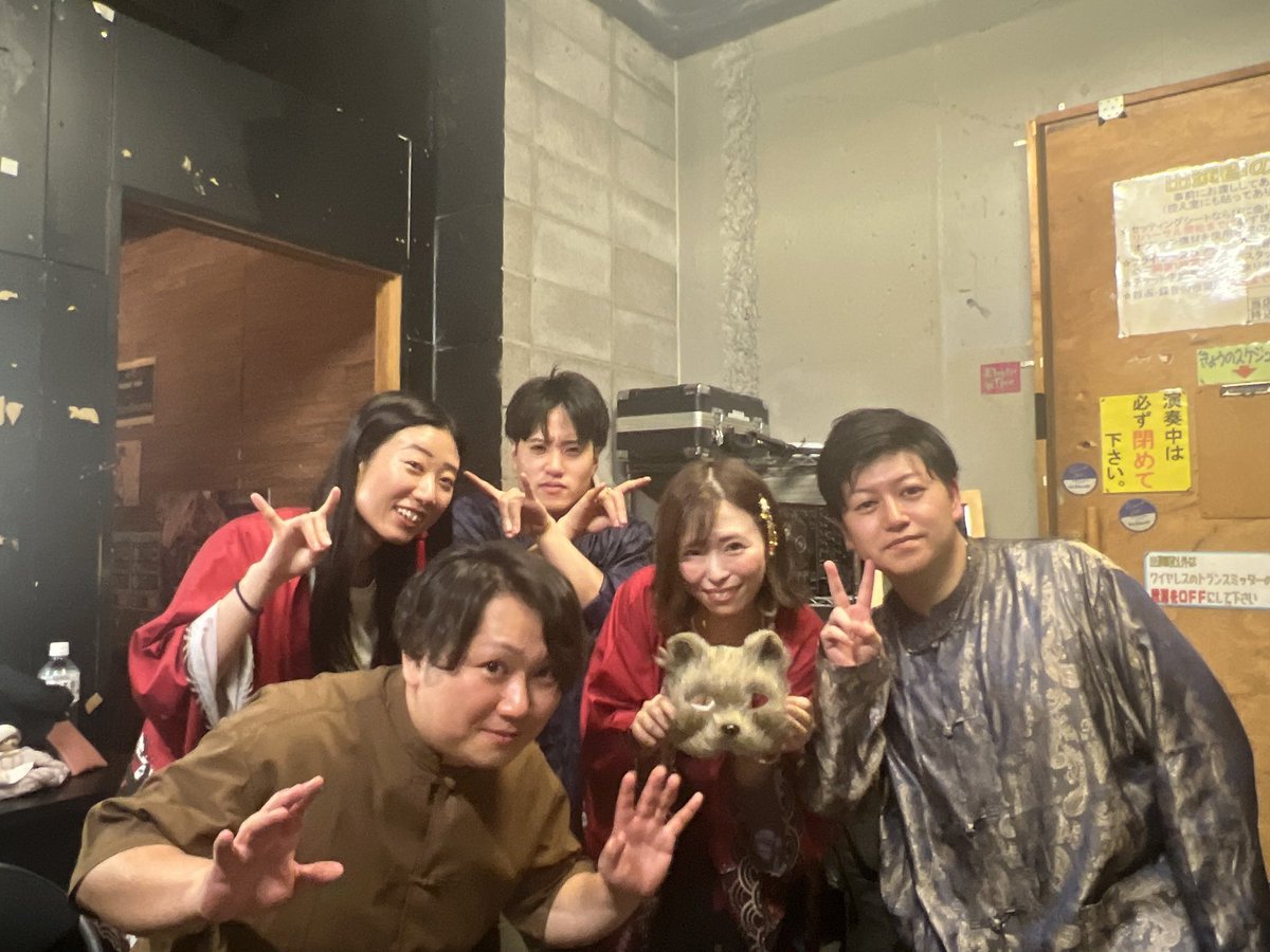 sayakitkitkitty's tweet photo. 週末に、久々にバンドでLIVE🎸🎹🎤🥁
個人的な反省点はいっぱいあるけど、ステージングまでちゃんと作り込んで、熱いLIVEができたと思う😤
まじめにふまじめ最高٩̋(๑˃́ꇴ˂̀๑)
#mustlive
#沼袋section9 https://t.co/JqkpI8NXls