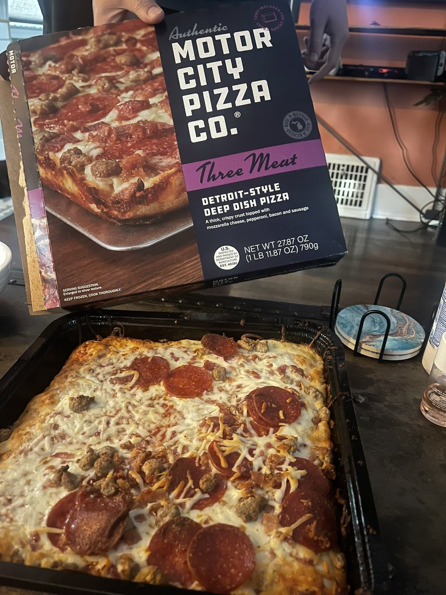 DatPatMadz's tweet photo. @MotoCityPizzaCo should recalibrate the machines that make the 3 meat pizza #wheresthemeat #wheresthebeef https://t.co/vcO3UnD6vJ