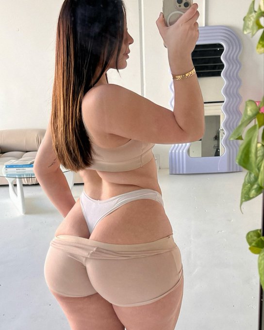 Which photo is your favourite 1 or 2? 🤭 https://t.co/FvQPgW0hHM