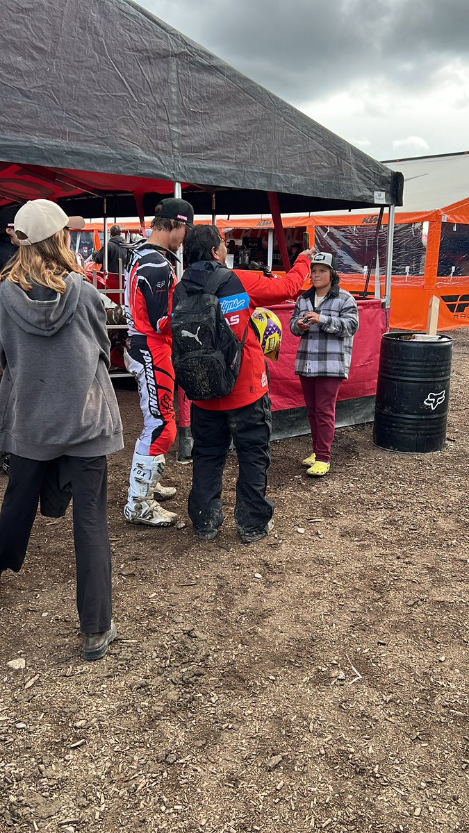 Wright making the fans happy… stand up move to take the time, even before he gets changed 👏