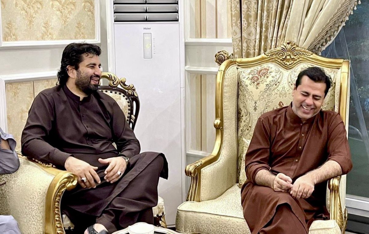 QasimKhanSuri's tweet photo. آپ ہمارے اچھے اور برے وقتوں کے ساتھی ہیں ۔ یہ خوش گوار لمحے انشااللہ پھر دوبارہ لوٹ کر ضرور آئیں گے اور ہم پھر سے آپ کی حق اور سچ کا علم بلند کرتی ہوئی آواز سنے گے.
پوری قوم آپ کی حق اور سچ کی آواز سننے کی منتظر ہے۔ ظلم کے خلاف جس طرح ڈٹ کر آپ کھڑے ہیں پوری قوم آپ کی بہادری شجاعت اور دلیری کے حوصلے کو دیکھ رہی ہے۔ 
بزدل ظالم بے رحم جابر امپورٹڑ قبضہ مافیا حکمرانوں کا غرور اللہ کے حکم سے انشاللہ ضرور ٹوٹے گا 
اس وقت نہ صرف آپ کے والدین ، اہلیہ اور بچے بلکہ  ہمارا پورا پاکستان آپ کی سلامتی اور بازیابی کی دعائیں کر رہا ہے اور آپ کے لیے بےتاب ہے ۔
#عمران_ریاض_کو_بازیاب__کرو 
 #ہمیں_عمران_ریاض_چاہیے
