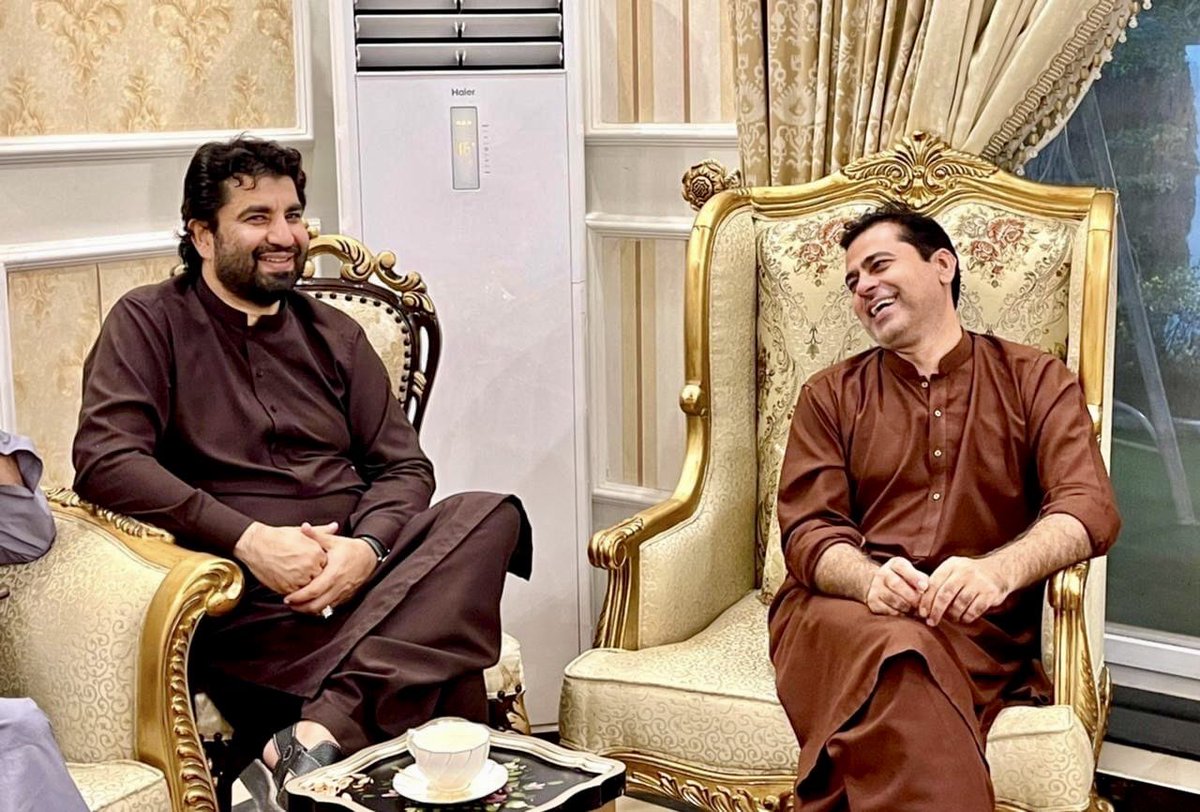 QasimKhanSuri's tweet photo. آپ ہمارے اچھے اور برے وقتوں کے ساتھی ہیں ۔ یہ خوش گوار لمحے انشااللہ پھر دوبارہ لوٹ کر ضرور آئیں گے اور ہم پھر سے آپ کی حق اور سچ کا علم بلند کرتی ہوئی آواز سنے گے.
پوری قوم آپ کی حق اور سچ کی آواز سننے کی منتظر ہے۔ ظلم کے خلاف جس طرح ڈٹ کر آپ کھڑے ہیں پوری قوم آپ کی بہادری شجاعت اور دلیری کے حوصلے کو دیکھ رہی ہے۔ 
بزدل ظالم بے رحم جابر امپورٹڑ قبضہ مافیا حکمرانوں کا غرور اللہ کے حکم سے انشاللہ ضرور ٹوٹے گا 
اس وقت نہ صرف آپ کے والدین ، اہلیہ اور بچے بلکہ  ہمارا پورا پاکستان آپ کی سلامتی اور بازیابی کی دعائیں کر رہا ہے اور آپ کے لیے بےتاب ہے ۔
#عمران_ریاض_کو_بازیاب__کرو 
 #ہمیں_عمران_ریاض_چاہیے