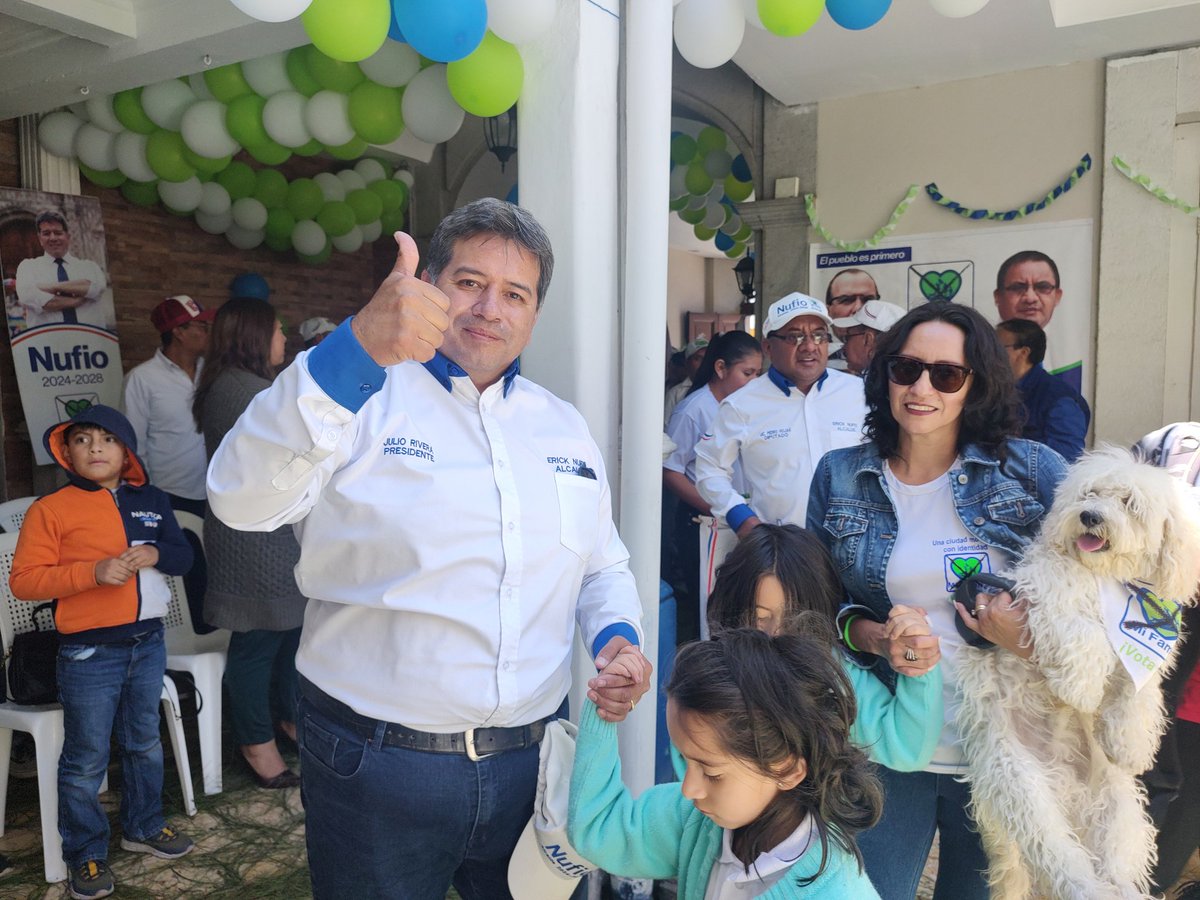 lavozdexela's tweet photo. ELECCIONES 2023 | Así se vive el cierre de la campaña electoral del partido Mi Familia con la participación del presidenciable Julio Rivera Clavería, el candidato a diputado Pedro Rojas, y el candidato a alcalde de Xela, Erick Nufio.
📷📲La Voz de Xela / Leonel Rodas https://t.co/zaIO9eKfQP