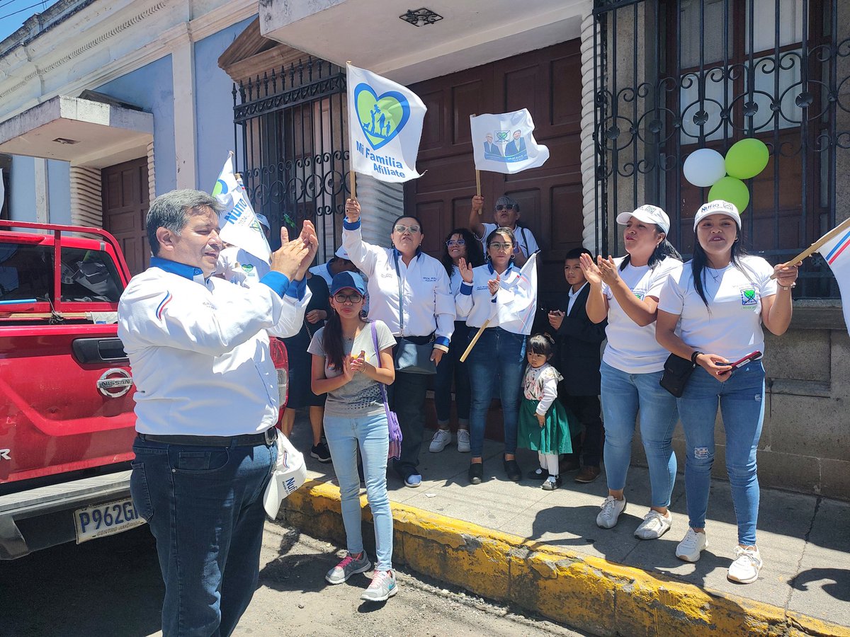 lavozdexela's tweet photo. ELECCIONES 2023 | Así se vive el cierre de la campaña electoral del partido Mi Familia con la participación del presidenciable Julio Rivera Clavería, el candidato a diputado Pedro Rojas, y el candidato a alcalde de Xela, Erick Nufio.
📷📲La Voz de Xela / Leonel Rodas https://t.co/zaIO9eKfQP