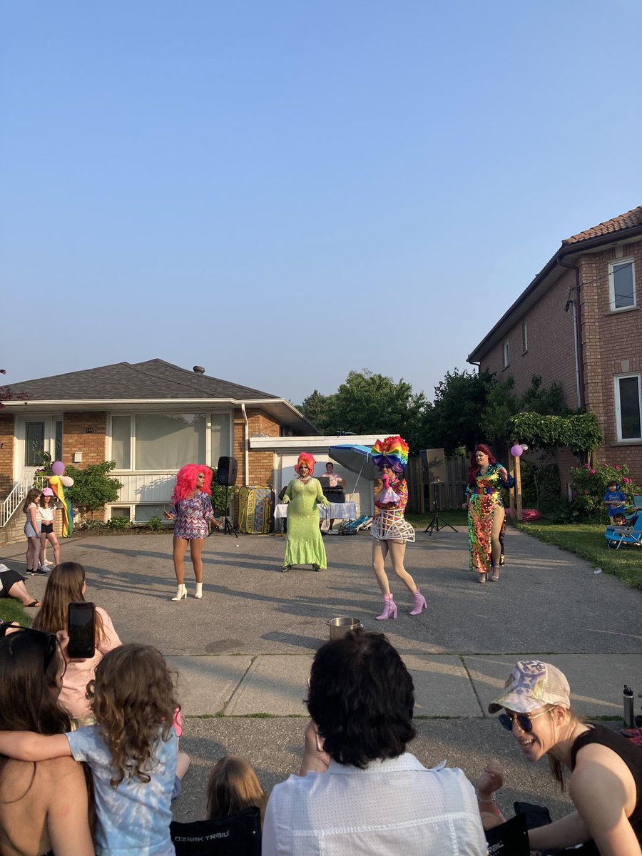 #HappyPride2023 The Queens come out again for #curbside #dragshow #BathurstManor #Toronto #NorthYork #JessycaProsecco 💜🌈 👸 💅
Four years of community building & spreading the love.