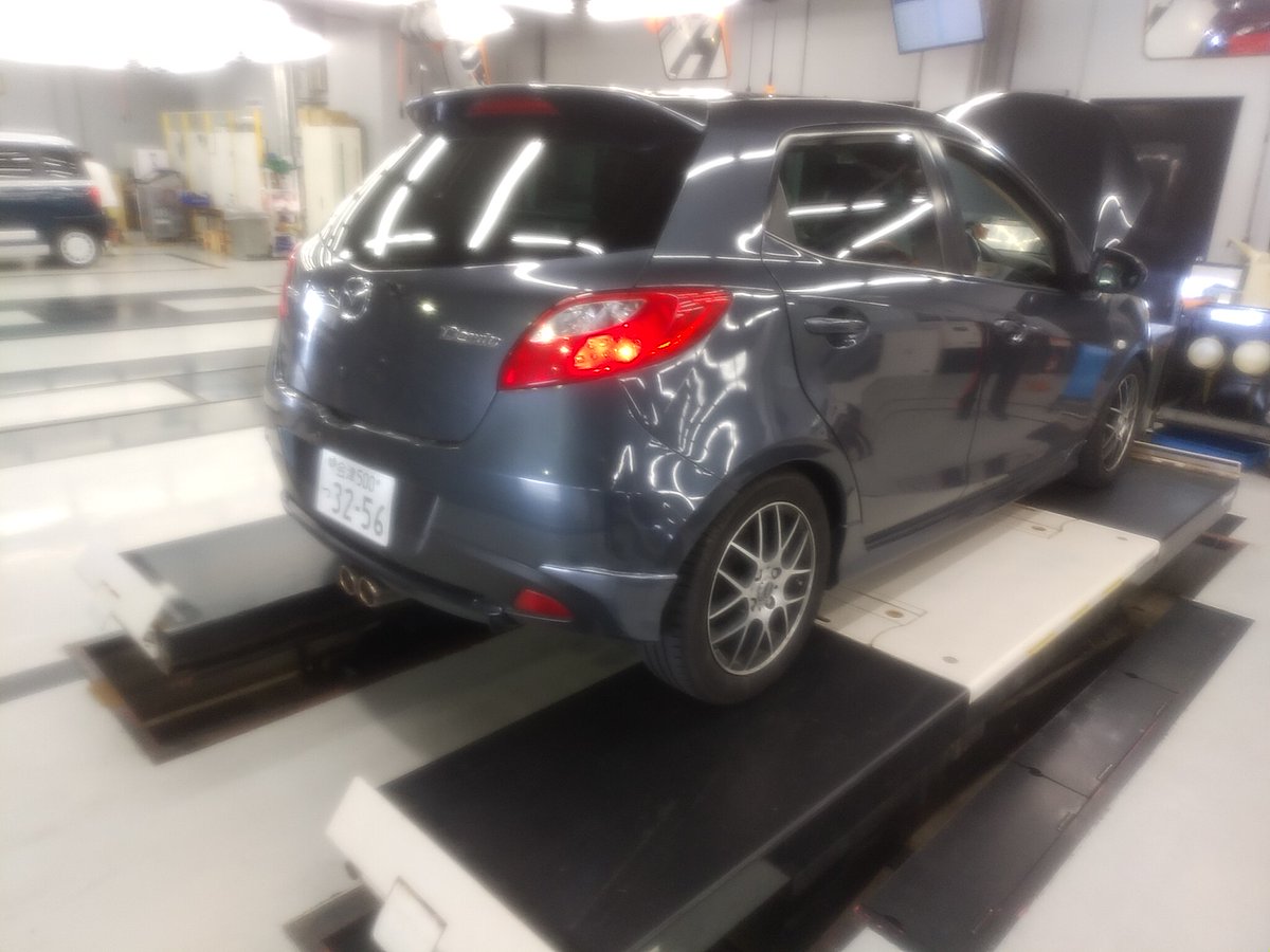 nenpireducer's tweet photo. エンジンオイル交換をしてきました。8,105kmぶり、4ヶ月ぶりのオイル交換でした
DEデミオの取説には、シビアコンディションの場合でも7,500km毎のオイル交換で良いと載っています
エンジンオイル3,000ml＋エンジンオイル添加剤「オイール2」400ml=3,400mlを入れました。オイール2添加率は11.76%です https://t.co/0pPiNFu4zQ